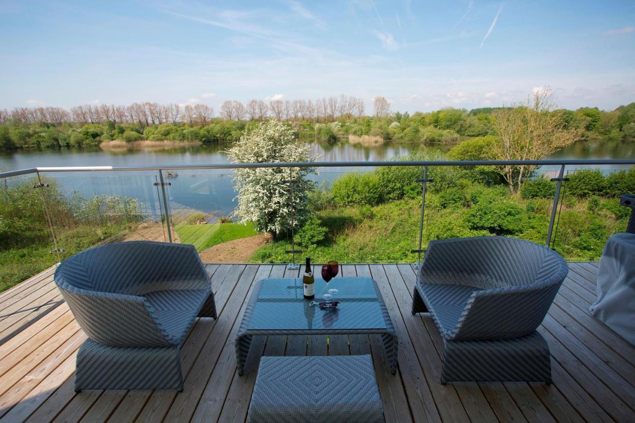 Lakeside Property With Access Into Spa On A Nature Reserve Bauhinia House Hm73 Somerford Keynes Exteriör bild