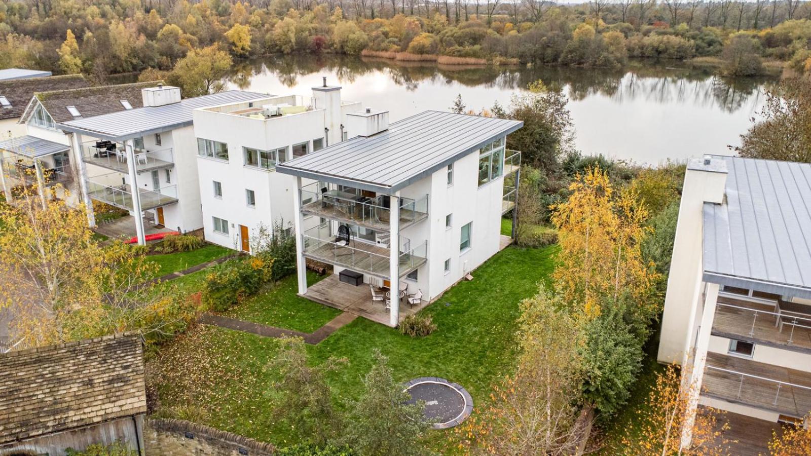 Lakeside Property With Access Into Spa On A Nature Reserve Bauhinia House Hm73 Somerford Keynes Exteriör bild